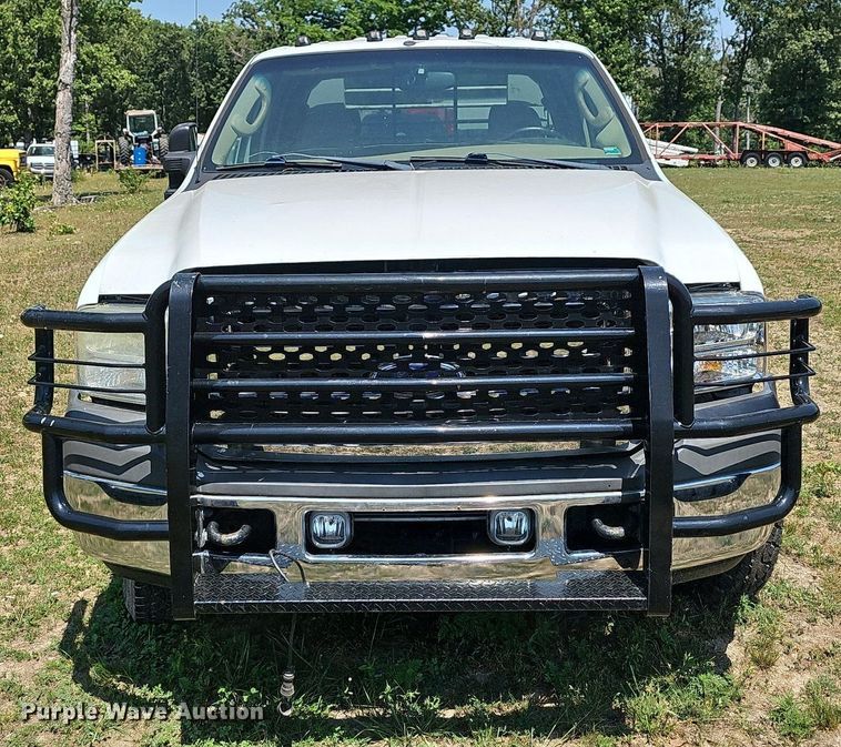 image for item LW9753 2005 Ford F350 Super Duty  Crew Cab flatbed pickup truck