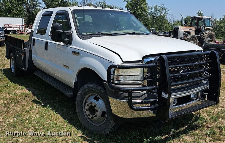 image for item LW9753 2005 Ford F350 Super Duty  Crew Cab flatbed pickup truck
