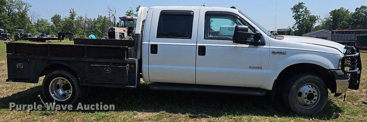 image for item LW9753 2005 Ford F350 Super Duty  Crew Cab flatbed pickup truck