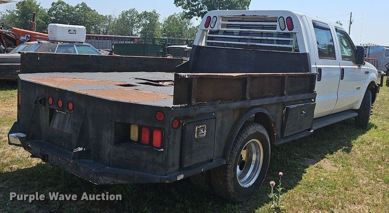 image for item LW9753 2005 Ford F350 Super Duty  Crew Cab flatbed pickup truck