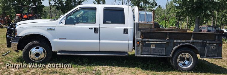 image for item LW9753 2005 Ford F350 Super Duty  Crew Cab flatbed pickup truck