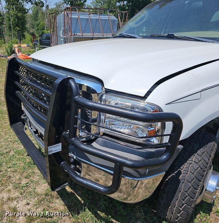 image for item LW9753 2005 Ford F350 Super Duty  Crew Cab flatbed pickup truck