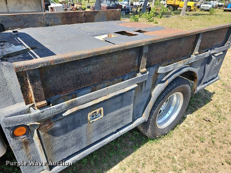 image for item LW9753 2005 Ford F350 Super Duty  Crew Cab flatbed pickup truck