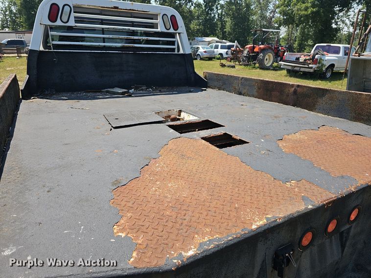 image for item LW9753 2005 Ford F350 Super Duty  Crew Cab flatbed pickup truck