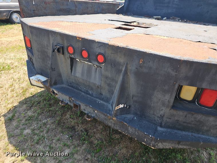 image for item LW9753 2005 Ford F350 Super Duty  Crew Cab flatbed pickup truck