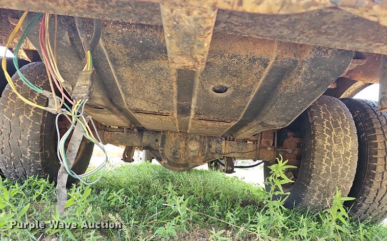 image for item LW9753 2005 Ford F350 Super Duty  Crew Cab flatbed pickup truck