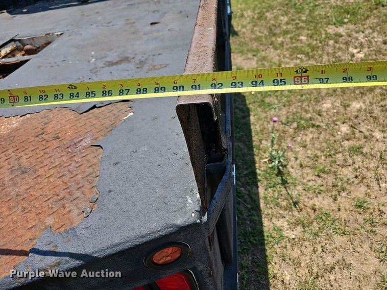 image for item LW9753 2005 Ford F350 Super Duty  Crew Cab flatbed pickup truck