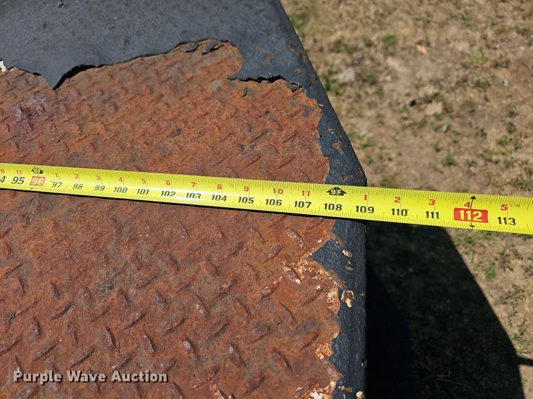 image for item LW9753 2005 Ford F350 Super Duty  Crew Cab flatbed pickup truck