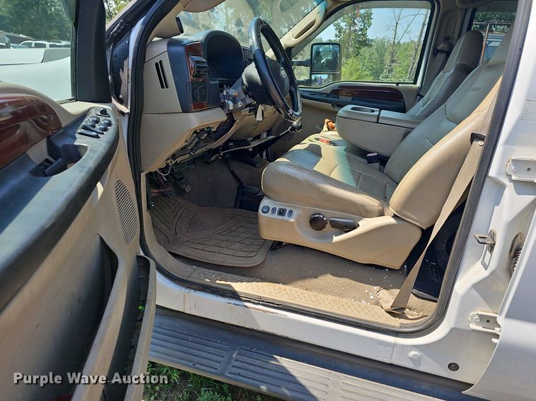 image for item LW9753 2005 Ford F350 Super Duty  Crew Cab flatbed pickup truck