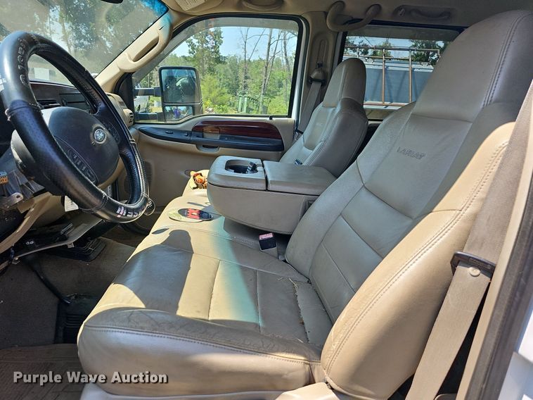 image for item LW9753 2005 Ford F350 Super Duty  Crew Cab flatbed pickup truck