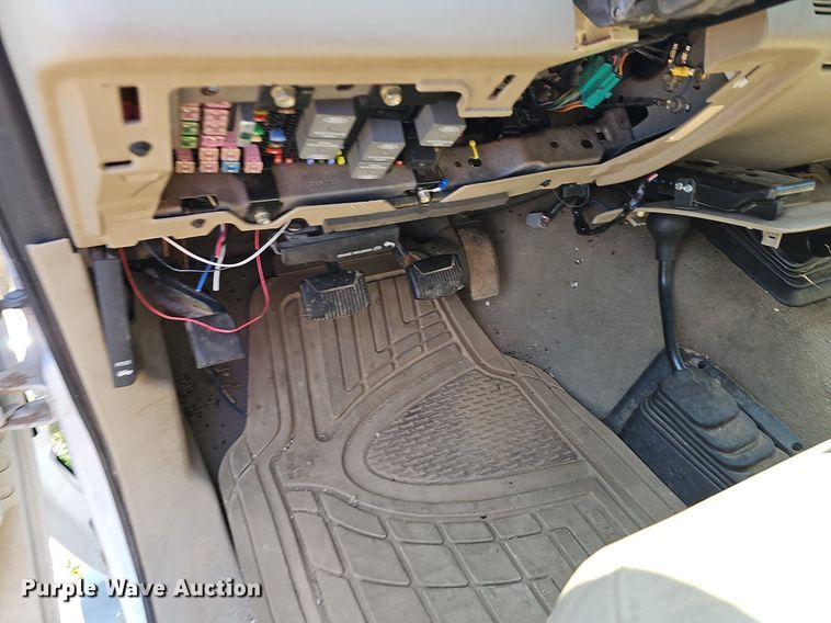 image for item LW9753 2005 Ford F350 Super Duty  Crew Cab flatbed pickup truck