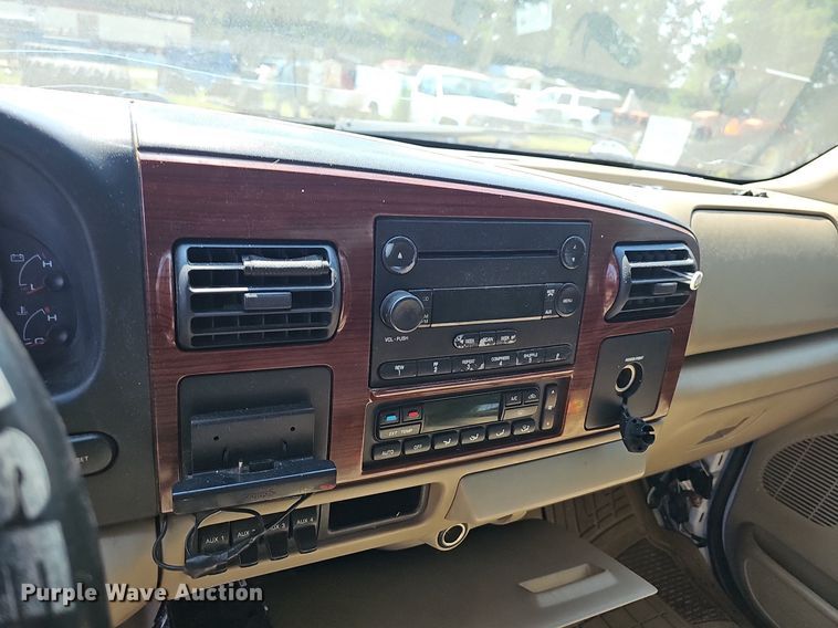 image for item LW9753 2005 Ford F350 Super Duty  Crew Cab flatbed pickup truck