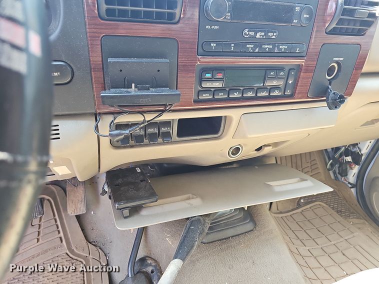 image for item LW9753 2005 Ford F350 Super Duty  Crew Cab flatbed pickup truck