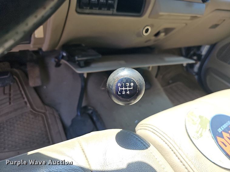 image for item LW9753 2005 Ford F350 Super Duty  Crew Cab flatbed pickup truck