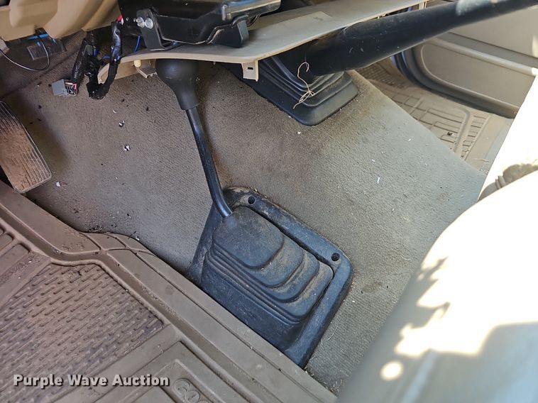 image for item LW9753 2005 Ford F350 Super Duty  Crew Cab flatbed pickup truck