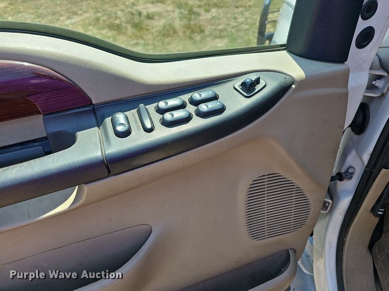 image for item LW9753 2005 Ford F350 Super Duty  Crew Cab flatbed pickup truck