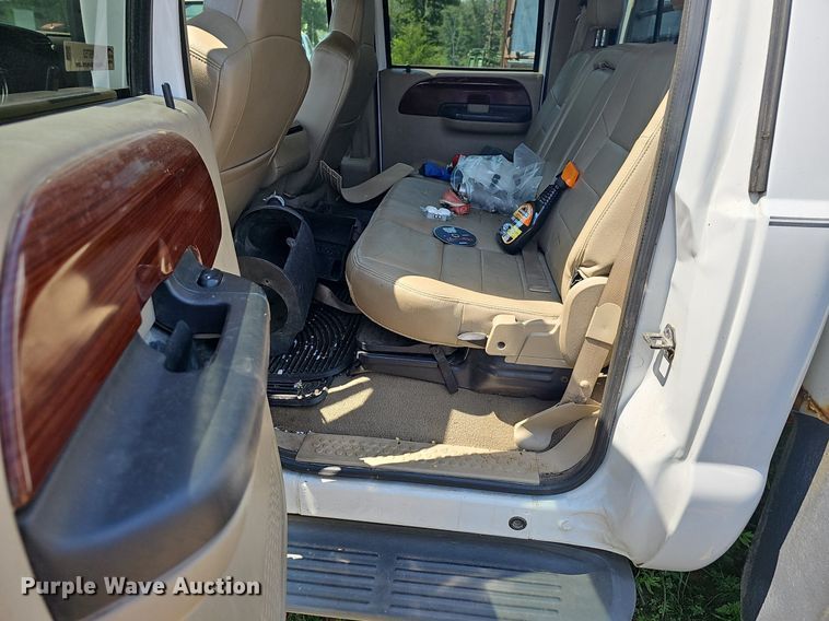 image for item LW9753 2005 Ford F350 Super Duty  Crew Cab flatbed pickup truck