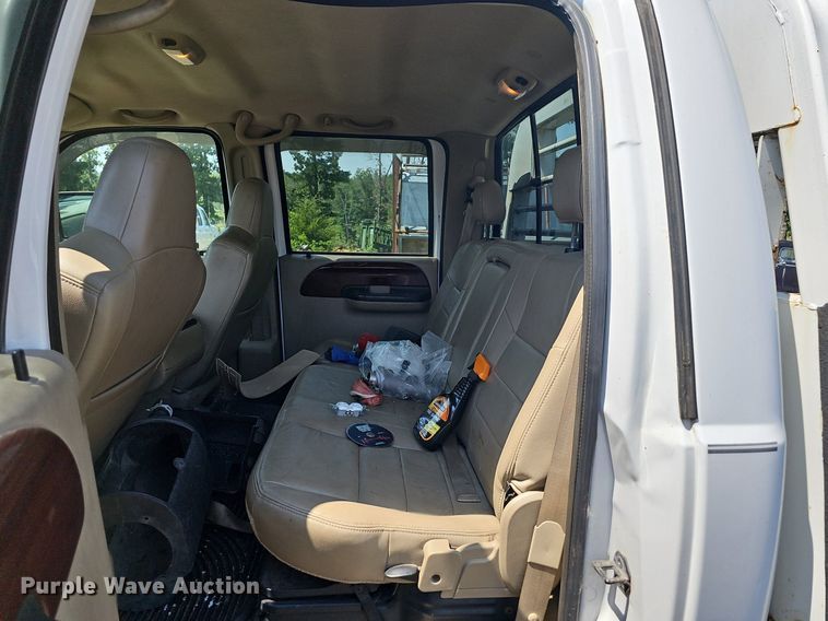 image for item LW9753 2005 Ford F350 Super Duty  Crew Cab flatbed pickup truck