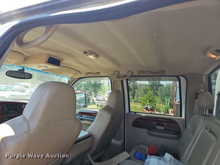 image for item LW9753 2005 Ford F350 Super Duty  Crew Cab flatbed pickup truck