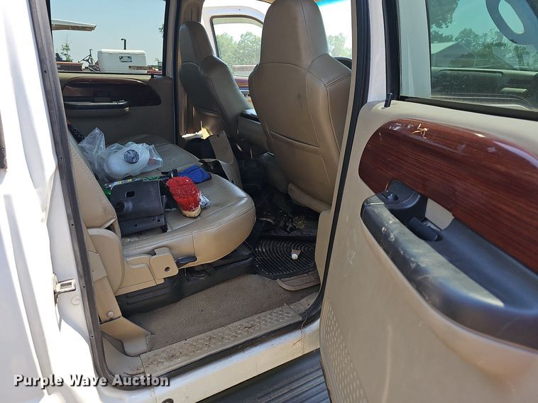 image for item LW9753 2005 Ford F350 Super Duty  Crew Cab flatbed pickup truck