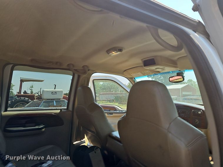 image for item LW9753 2005 Ford F350 Super Duty  Crew Cab flatbed pickup truck