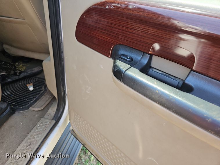 image for item LW9753 2005 Ford F350 Super Duty  Crew Cab flatbed pickup truck