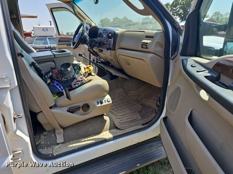 image for item LW9753 2005 Ford F350 Super Duty  Crew Cab flatbed pickup truck