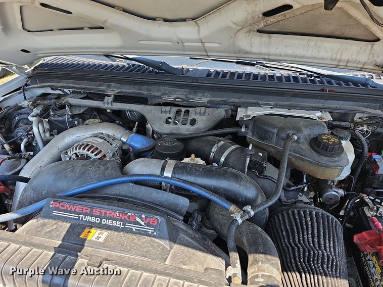 image for item LW9753 2005 Ford F350 Super Duty  Crew Cab flatbed pickup truck