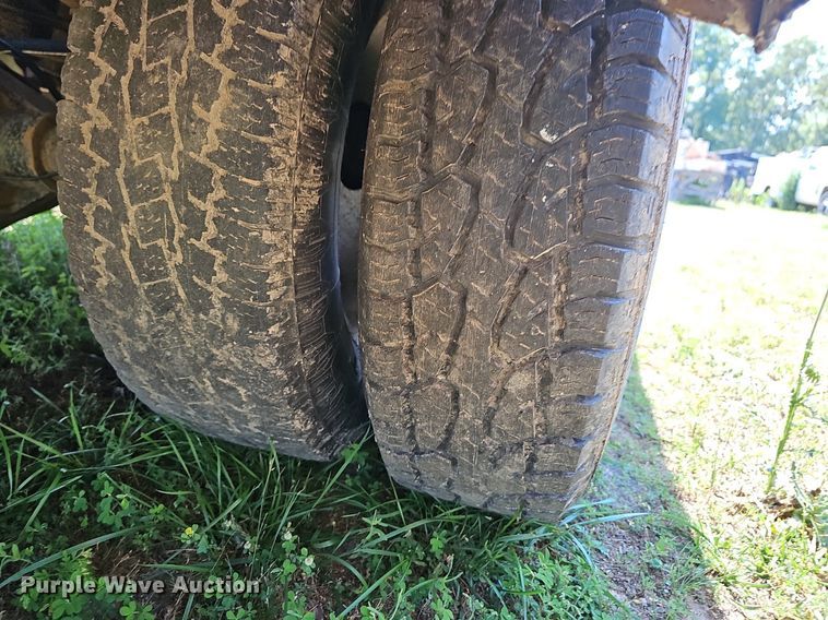 image for item LW9753 2005 Ford F350 Super Duty  Crew Cab flatbed pickup truck