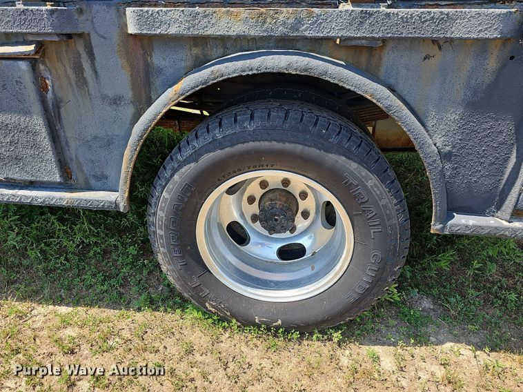 image for item LW9753 2005 Ford F350 Super Duty  Crew Cab flatbed pickup truck