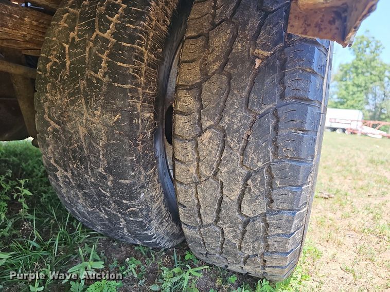 image for item LW9753 2005 Ford F350 Super Duty  Crew Cab flatbed pickup truck