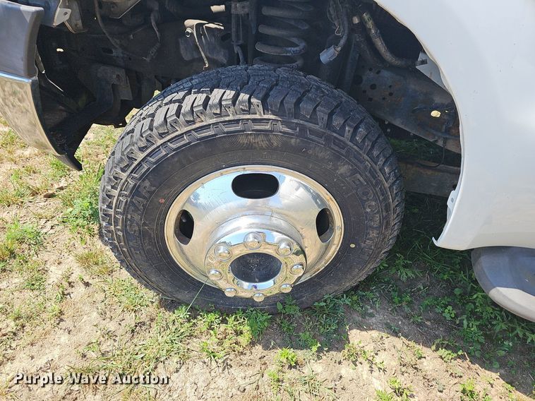 image for item LW9753 2005 Ford F350 Super Duty  Crew Cab flatbed pickup truck