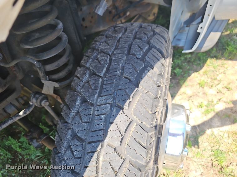 image for item LW9753 2005 Ford F350 Super Duty  Crew Cab flatbed pickup truck