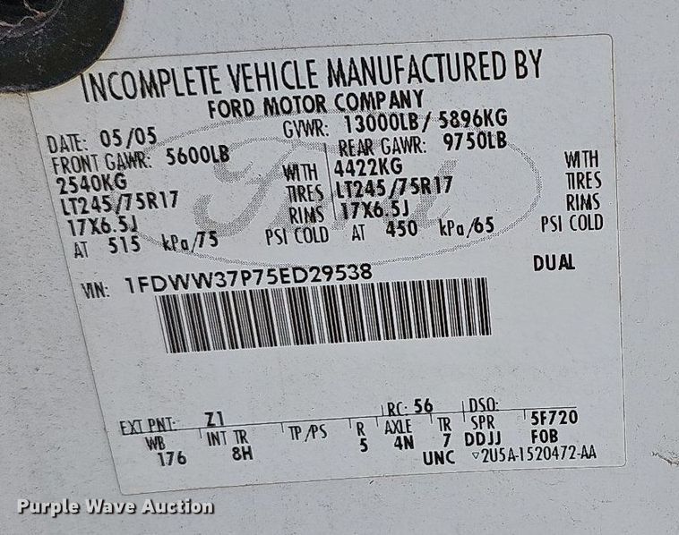 image for item LW9753 2005 Ford F350 Super Duty  Crew Cab flatbed pickup truck