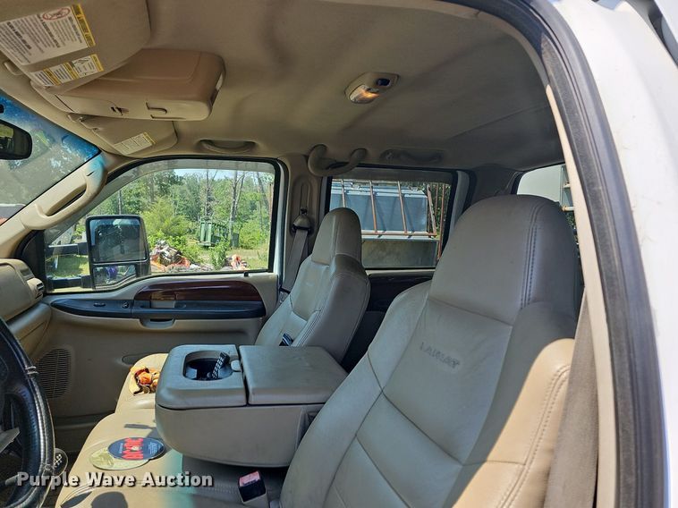 image for item LW9753 2005 Ford F350 Super Duty  Crew Cab flatbed pickup truck