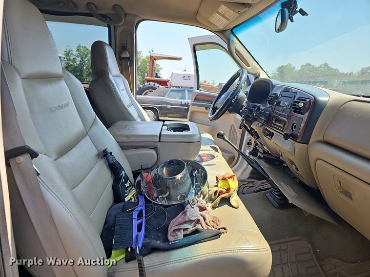 image for item LW9753 2005 Ford F350 Super Duty  Crew Cab flatbed pickup truck