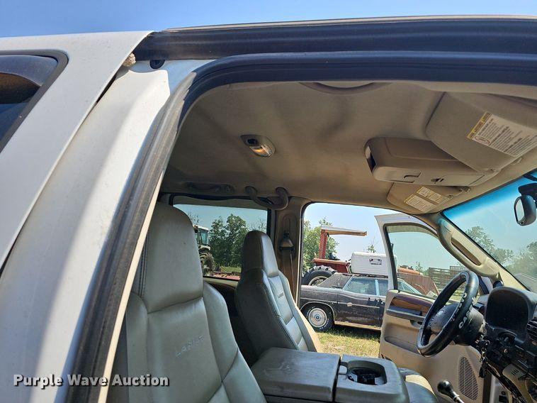 image for item LW9753 2005 Ford F350 Super Duty  Crew Cab flatbed pickup truck