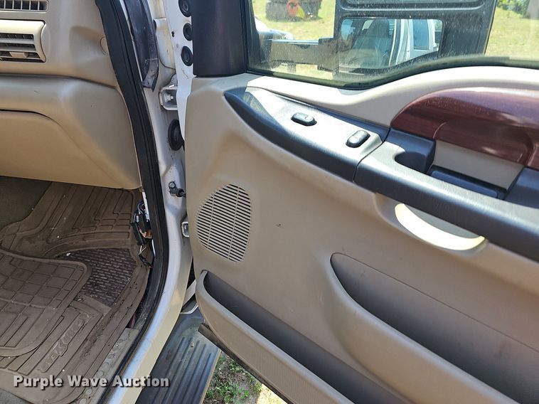 image for item LW9753 2005 Ford F350 Super Duty  Crew Cab flatbed pickup truck