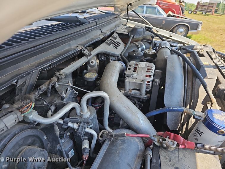 image for item LW9753 2005 Ford F350 Super Duty  Crew Cab flatbed pickup truck