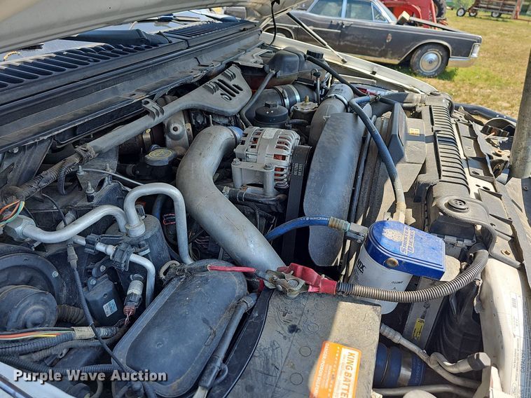 image for item LW9753 2005 Ford F350 Super Duty  Crew Cab flatbed pickup truck