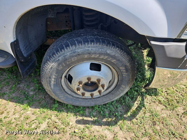 image for item LW9753 2005 Ford F350 Super Duty  Crew Cab flatbed pickup truck