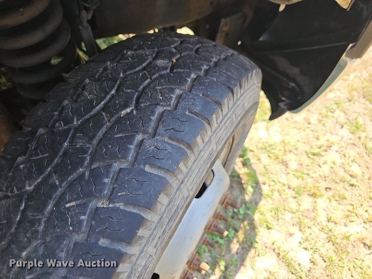 image for item LW9753 2005 Ford F350 Super Duty  Crew Cab flatbed pickup truck