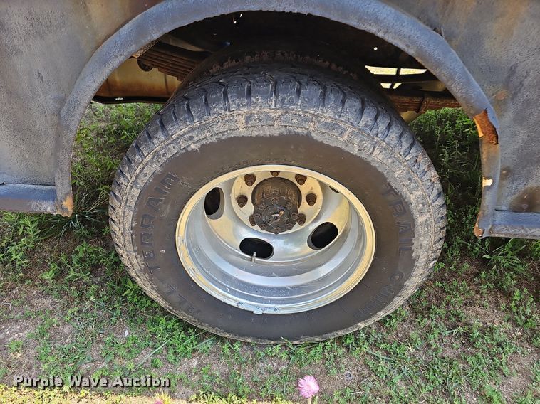 image for item LW9753 2005 Ford F350 Super Duty  Crew Cab flatbed pickup truck