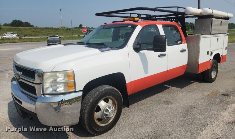 image for item LX9705 2010 Chevrolet Silverado 3500HD  Crew Cab utility bed pickup truck