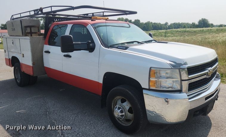image for item LX9705 2010 Chevrolet Silverado 3500HD  Crew Cab utility bed pickup truck