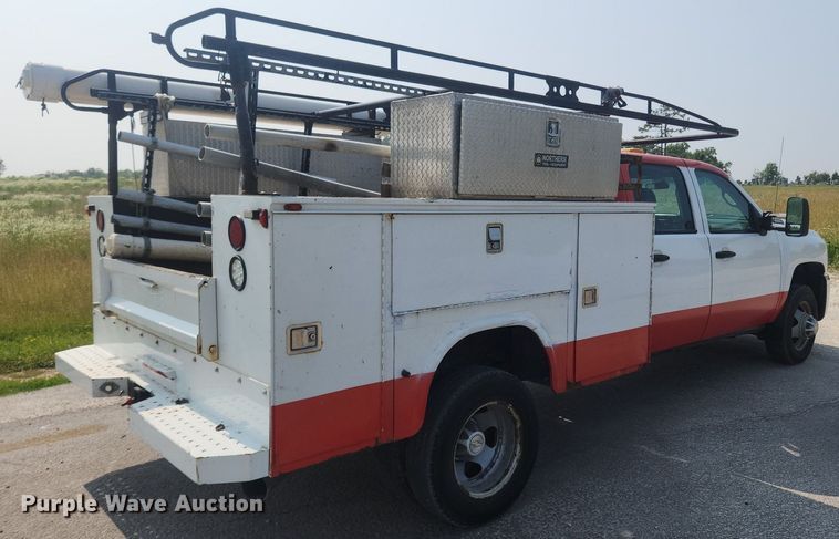 image for item LX9705 2010 Chevrolet Silverado 3500HD  Crew Cab utility bed pickup truck