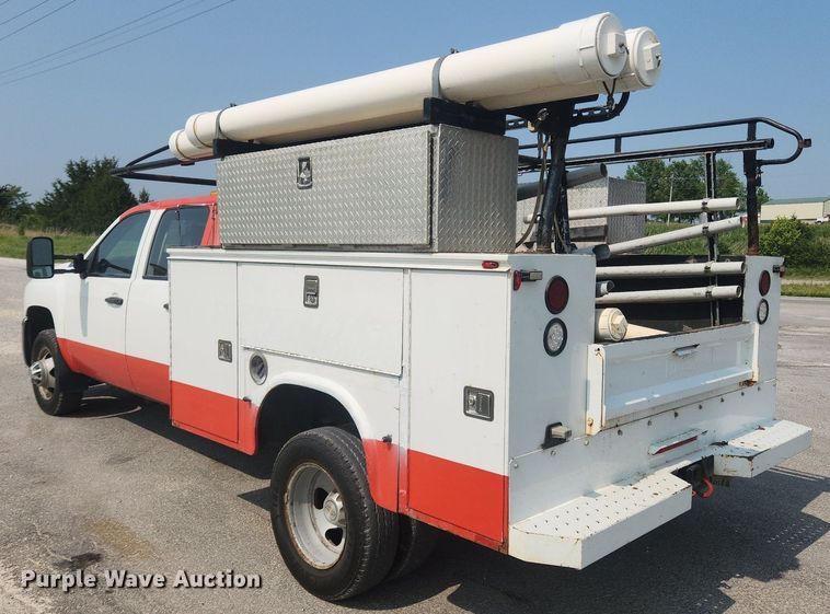 image for item LX9705 2010 Chevrolet Silverado 3500HD  Crew Cab utility bed pickup truck