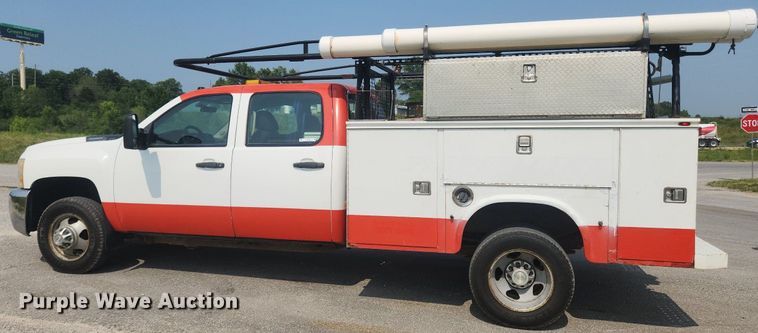 image for item LX9705 2010 Chevrolet Silverado 3500HD  Crew Cab utility bed pickup truck