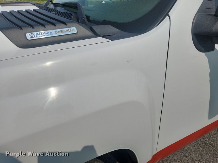 image for item LX9705 2010 Chevrolet Silverado 3500HD  Crew Cab utility bed pickup truck