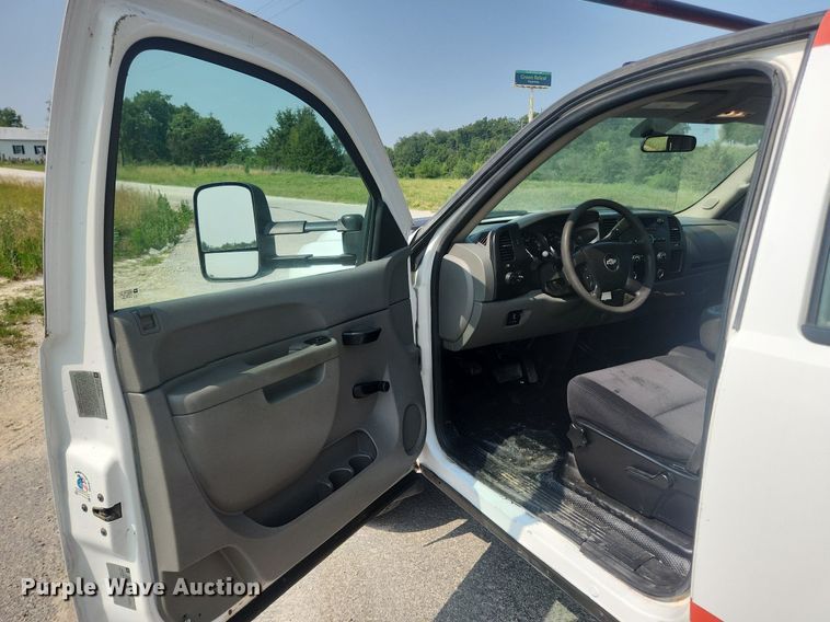 image for item LX9705 2010 Chevrolet Silverado 3500HD  Crew Cab utility bed pickup truck
